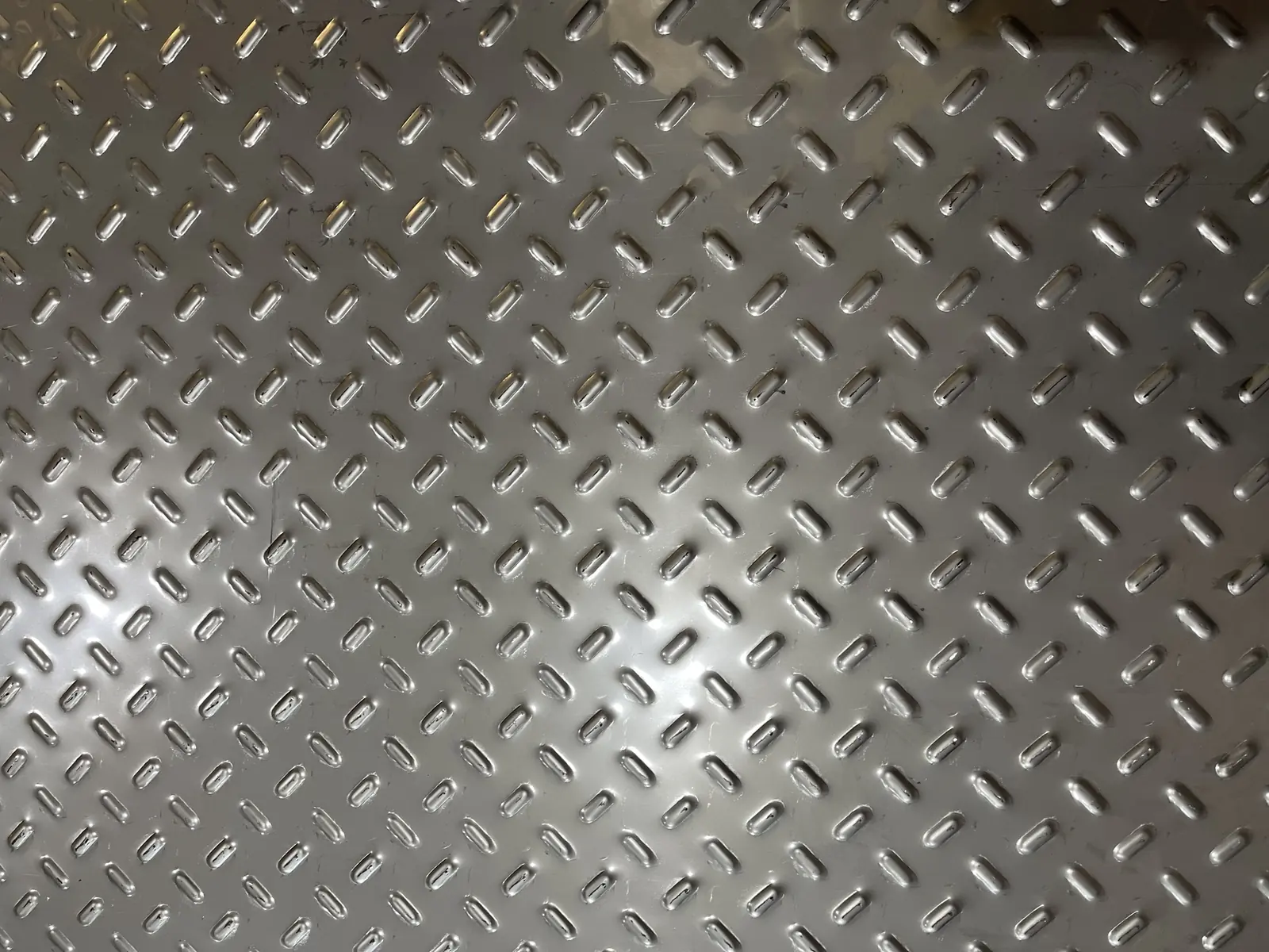 Chapa xadrez recalcada N.5 em inox, vista de frente